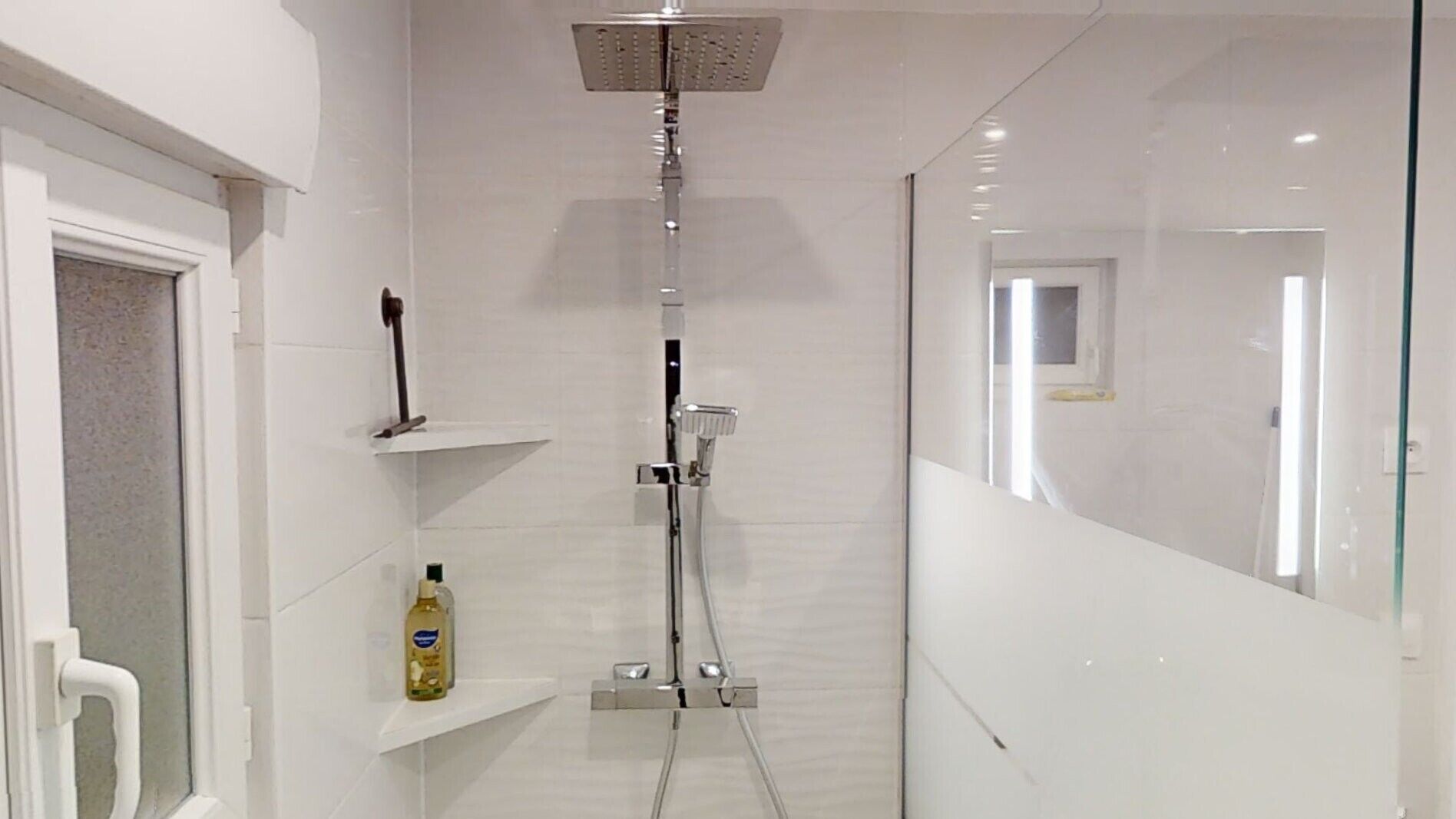Een douche, een haardroger, handdoeken