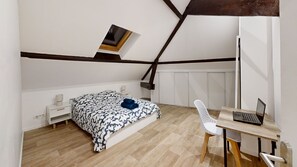 1 habitación, tabla de planchar con plancha, wifi y ropa de cama