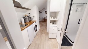 Kühlschrank, Mikrowelle, Ofen, Wasserkocher mit Kaffee-/Teezubehör