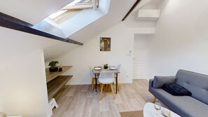 TV - Apartment 'Isolé Calme Bord De Seine Jardin' with Balcony and Wi-Fi (Le Mée-sur-Seine)