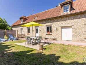 Outdoor dining - House by the Water with Garden and Pets Allowed (Tribehou)