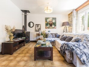 TV - House by the Water with Garden and Pets Allowed (Tribehou)