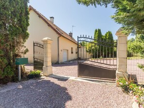 Property grounds - House by the Water with Garden and Pets Allowed (Tribehou)