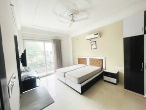 Quarto superluxo, sacada, vista para a cidade | Cofres nos quartos, escrivaninha, espaço de trabalho para notebook