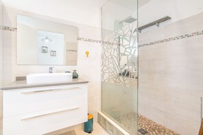 Douche, séchoir à cheveux, serviettes fournies