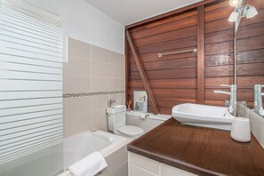 Shower, hair dryer, towels - Indian wood (Les Trois-Ilets)
