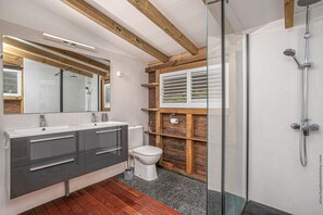 Shower, hair dryer, towels - Indian wood (Les Trois-Ilets)