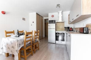 Fridge, microwave, oven, dishwasher - Terrace with mountain view for 6 (Le Dévoluy)