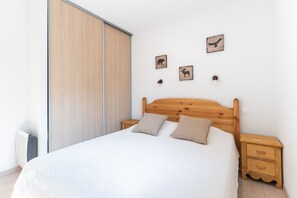 2 bedrooms, iron/ironing board