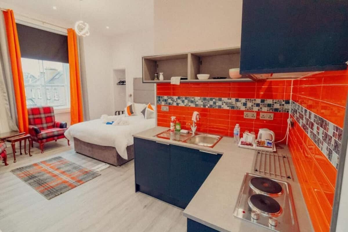 Escritorio y espacio para trabajar con laptop