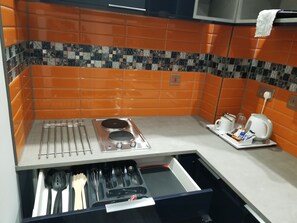 Luxury Studio Suite, City View | Private kitchen