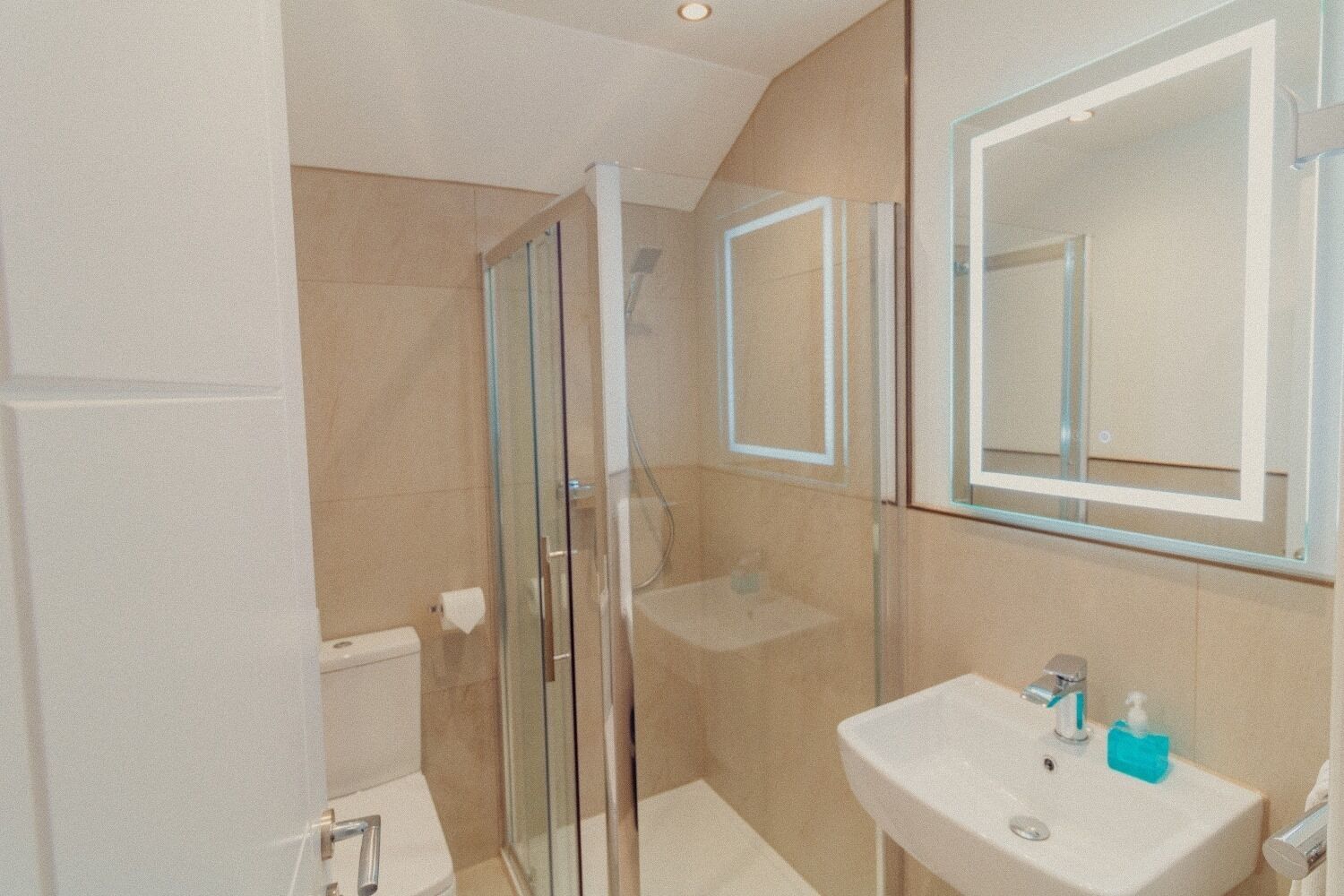 ฝักบัว, ไดร์เป่าผม, รองเท้าสวมภายในห้อง, ผ้าเช็ดตัว