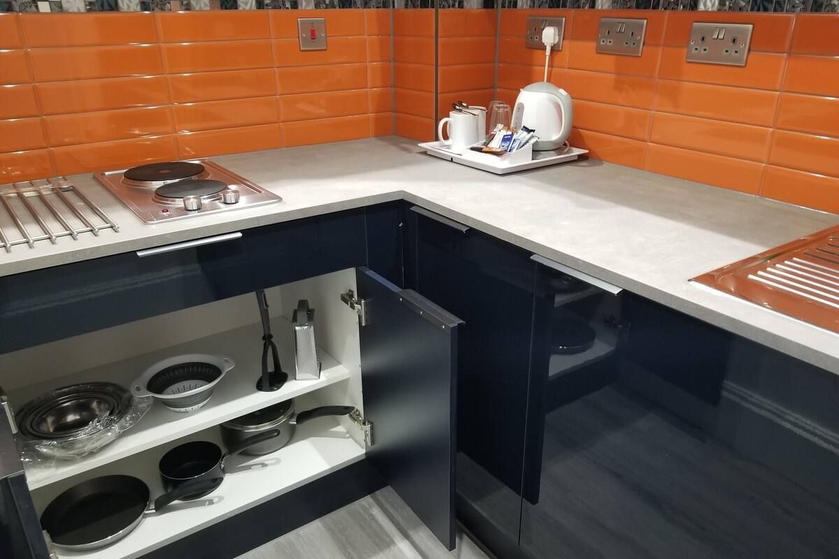 Suite monolocale Luxury, vista giardino | Cucina privata | Frigorifero, microonde, piano cottura, pentole/stoviglie/utensili