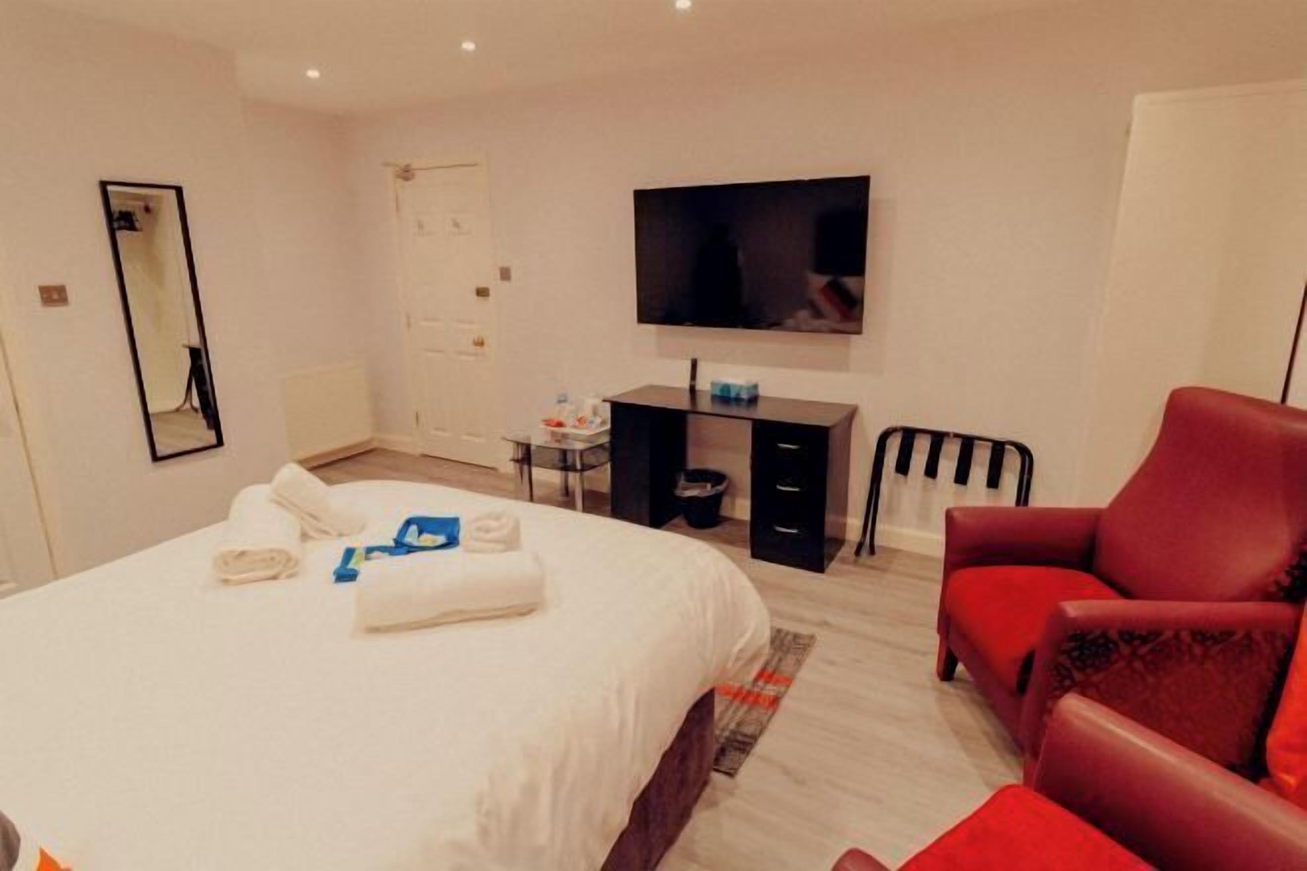 Meja kerja, ruang kerja ramah laptop, dan setrika/meja setrika