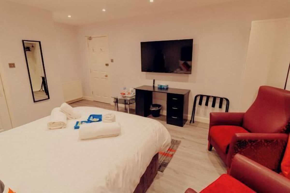 Una scrivania, postazione laptop, ferro/asse da stiro, Wi-Fi gratuito