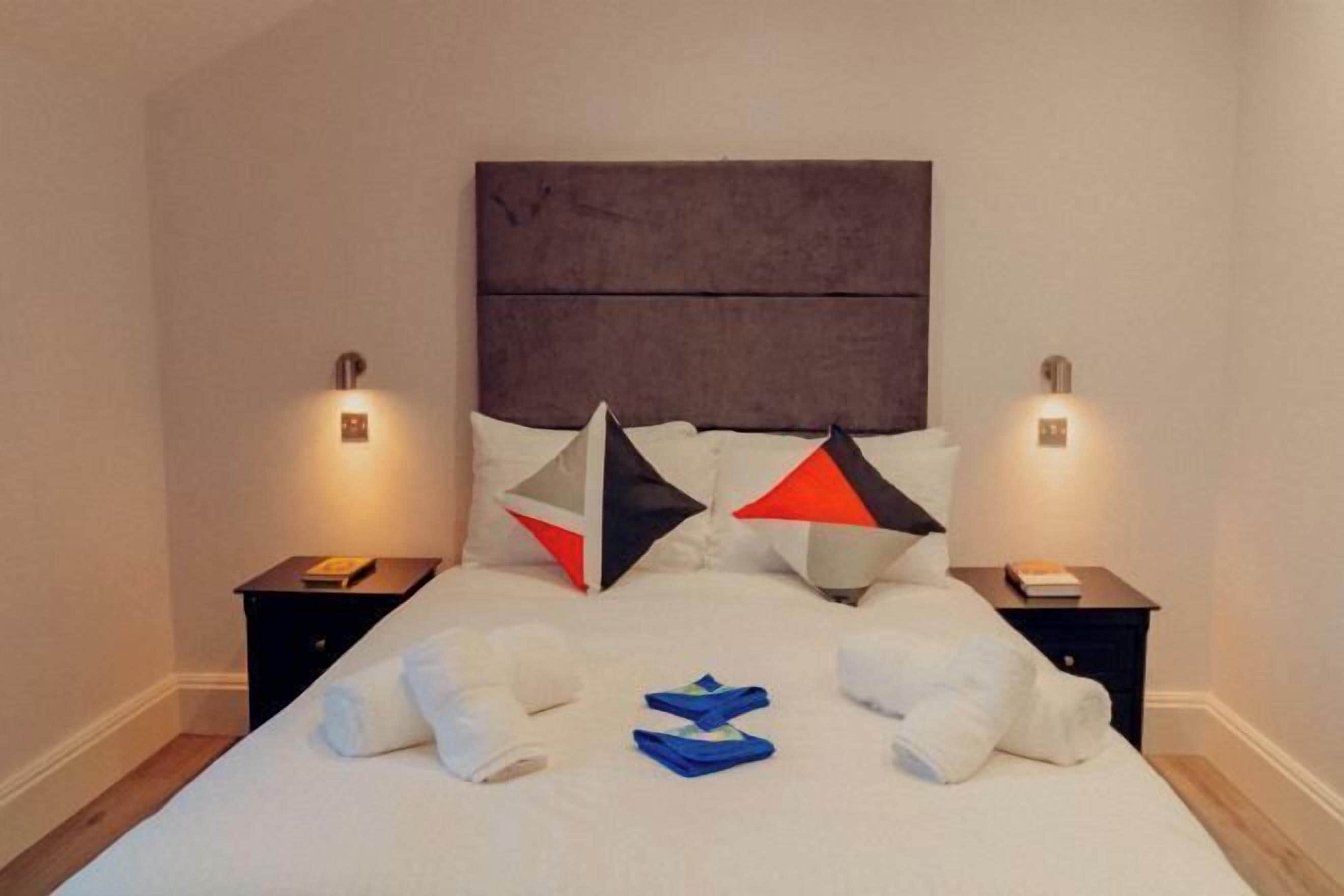 Meja kerja, ruang kerja ramah laptop, dan setrika/meja setrika