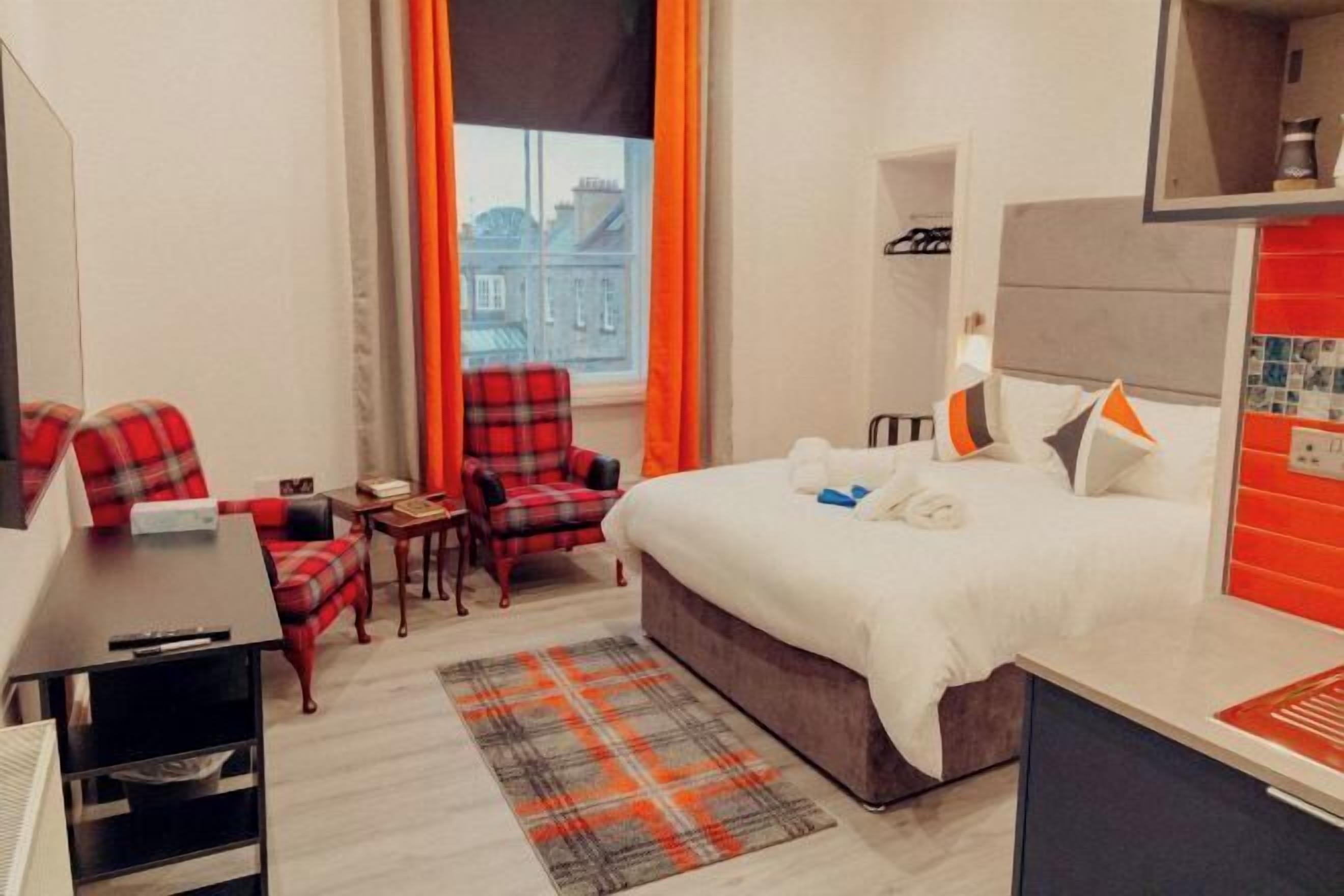 Meja kerja, ruang kerja ramah laptop, dan setrika/meja setrika