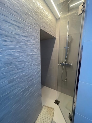 Douche, séchoir à cheveux, serviettes fournies, savon