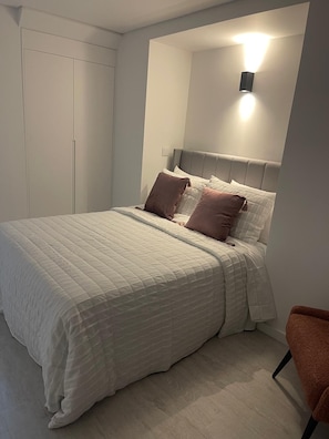2 chambres, fer et planche à repasser, lit de bébé portatif