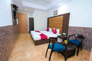 Desk, free WiFi - B & B International Hotel (Mahipalpur Extension)