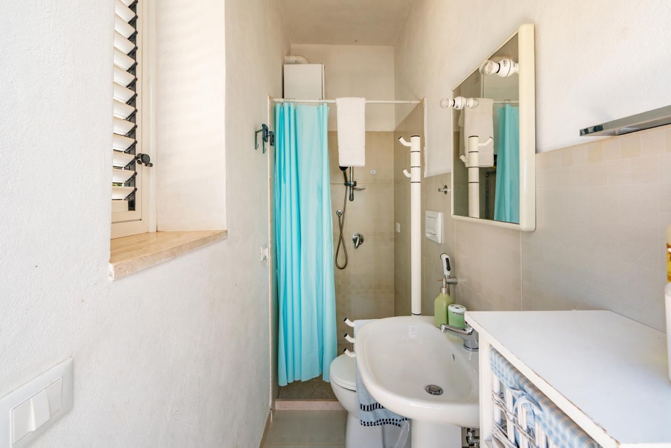 Shower, free toiletries, hair dryer, bidet