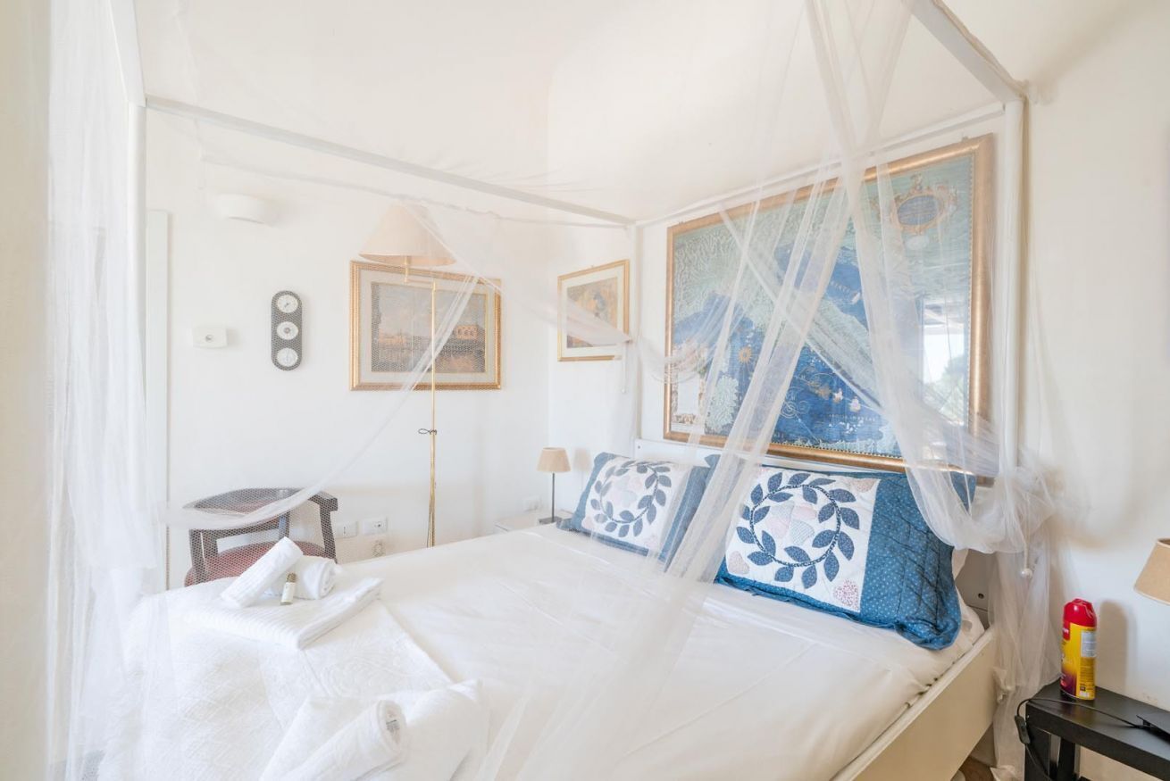 2 bedrooms, iron/ironing board, travel cot