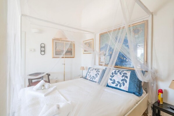 2 chambres, fer et planche Ă repasser, lit parapluie