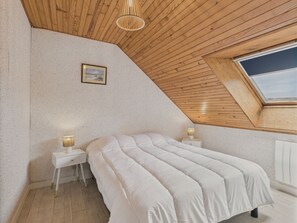 2 bedrooms, iron/ironing board, free WiFi