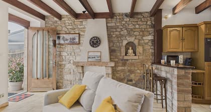 Casa de piedra con jardín para 4 personas
