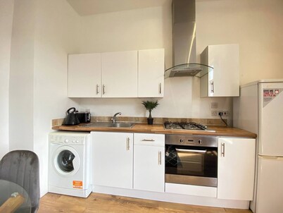 Cozy Croydon Apartment With Central Heating & Free Parking