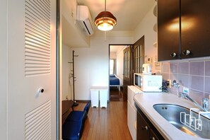 ثلاجة، ميكروويف، مستلزمات طهي/أطباق/أوعية