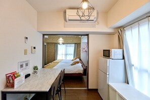 2 bedrooms, iron/ironing board, internet