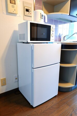 ثلاجة، ميكروويف، مستلزمات طهي/أطباق/أوعية