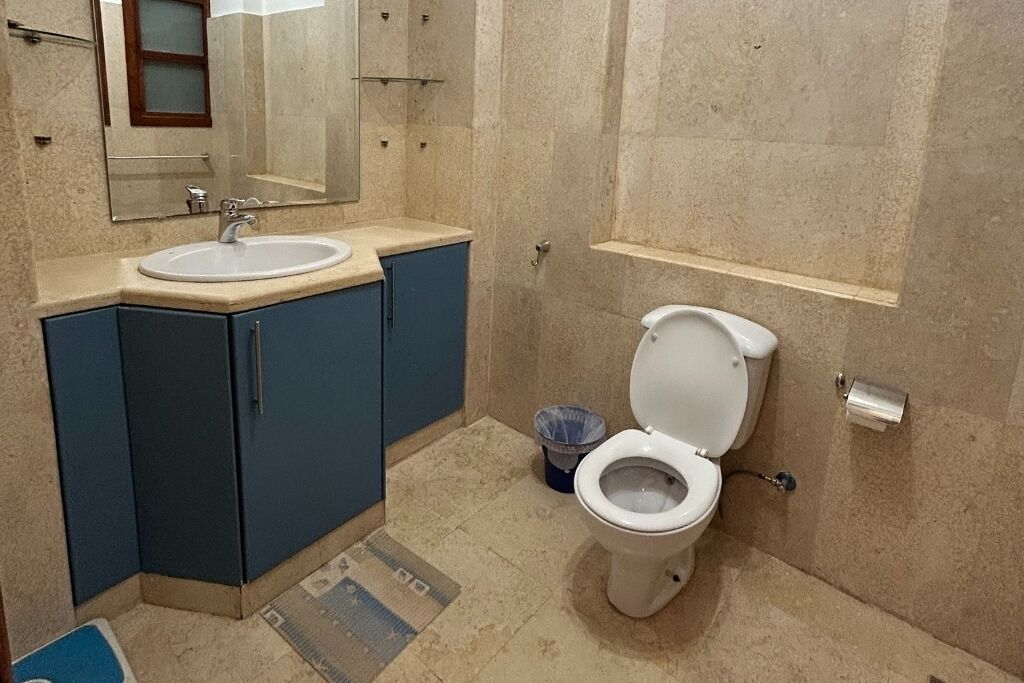 Douche, serviettes fournies, savon, papier de toilette