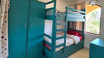 2 chambres, fer et planche à repasser, literie fournie