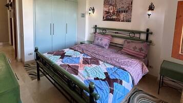 2 chambres, fer et planche Ă repasser, draps fournis