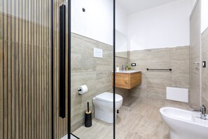 Shower, hair dryer, towels - Villa 'Luxury Minni' with Sea View, Wi-Fi and Air Conditioning (Tergu)