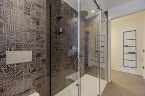 Dusche, Bidet, Handtücher