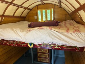 1 bedroom - 2 Guests - Pet Friendly - Traditional Gypsy Vardo (Longhope)