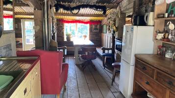 Fridge, oven, stovetop, electric kettle