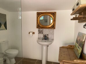 Shower - 2 Guests - Pet Friendly - Traditional Gypsy Vardo (Longhope)