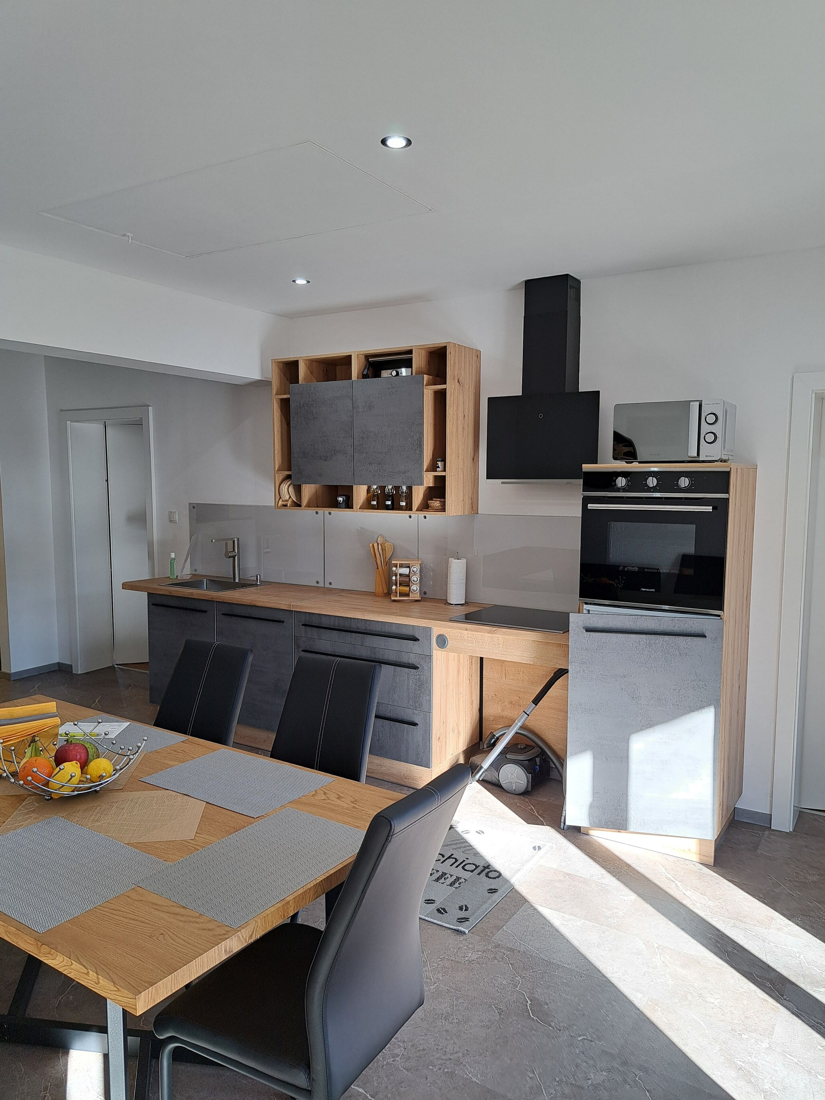 Een microgolfoven, een kookplaat, een vaatwasser