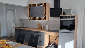 Microondas, placa de cocina, lavavajillas