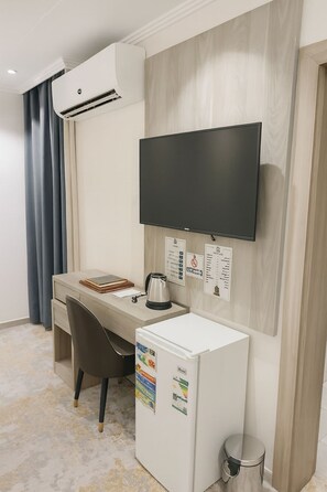 Escritorio, tabla de planchar con plancha y wifi gratis 