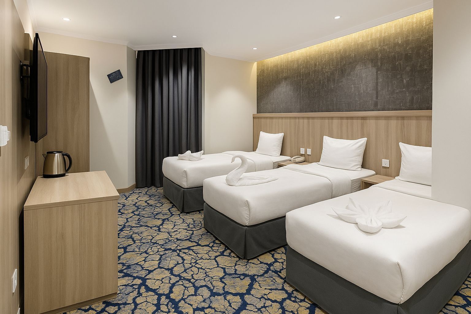 Een hotelkamer met twee bedden, een flatscreen televisie, een koffiezetapparaat en een kamerbreed tapijt met een patroon.