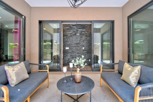 Sleeps 15! Luxury Glam 3000 ft.² home. Top Location in the ABQ Country Club.