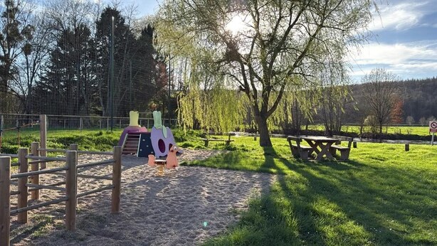 A playground with climbing structures, a picnic table, and a fenced area. - Le Balcon d'Arcyate (Arcy-sur-Cure)