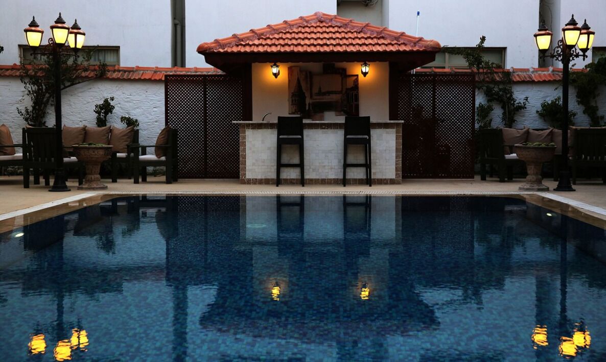 Una piscina al aire libre de temporada