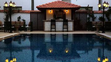 Una piscina al aire libre de temporada