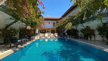 Una piscina al aire libre de temporada